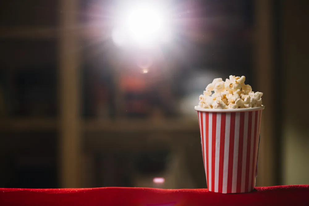 Projetor cinema em casa: Quais as vantagens? 3 cinema pipoca