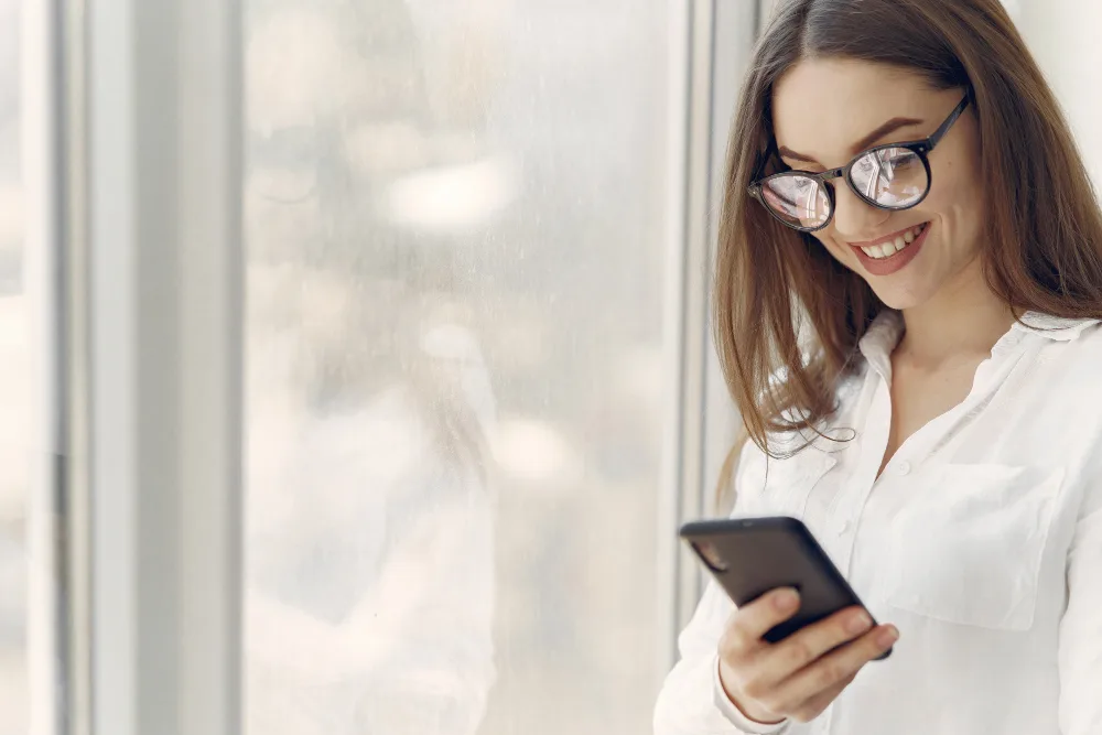 Como escolher um celular custo benefício? 3 mulher oculos celular